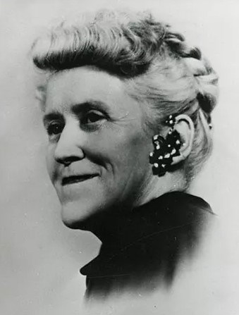 Esther_Brazell Portrait of a smiling Esther Brazell in her later years.