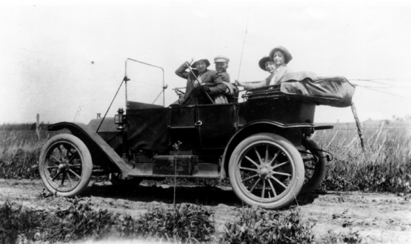 1915 photo of Harry Truman in his car with Bess Wallace and others.