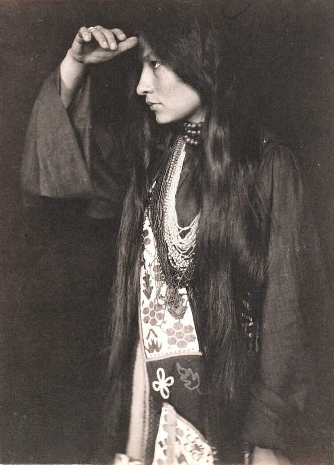 black and white profile portrait of zitkala sa. Wiki