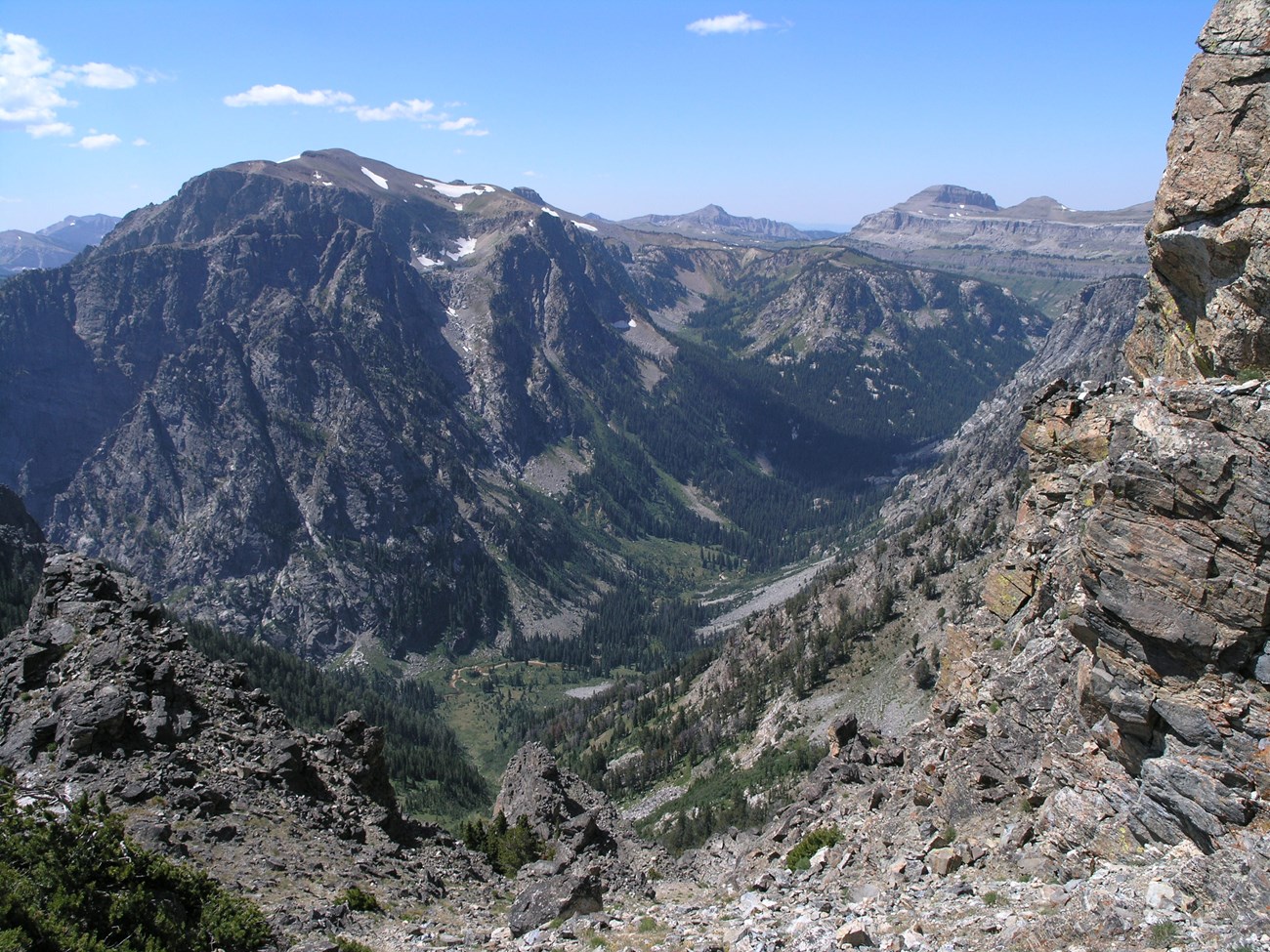 u-shaped glacial canyon