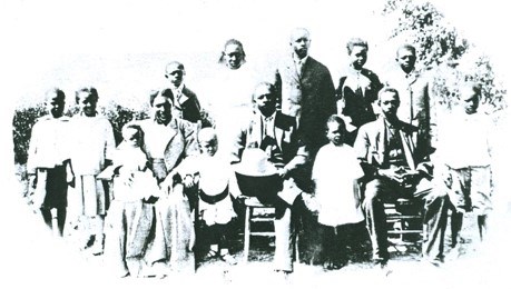 A historic image of a large African American family with young children.
