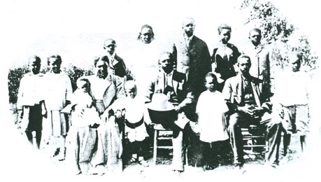 A historic image of a large African American family with young children.
