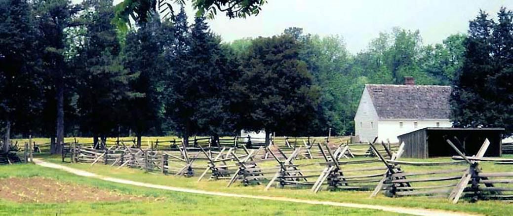 Fence and white building at George Washington's Birthplace