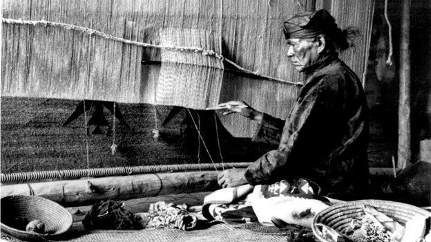 Hastíín Klah, weaving a sandpainting tapestry Hastíín Klah, weaving a sandpainting tapestry