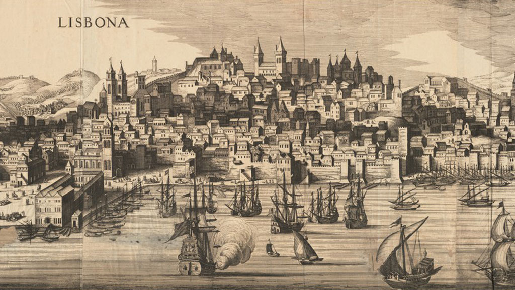 Black and white print from an engraving of a dense city on a hillside. A wall with crenellations runs at the foot of the hill at the edge of the water in foreground. Docks are visible on the left side with a number of boats docked to them. Several ships in different sail configurations are sailing in the water. At the summit of the hill in the background appear a number of round towers, a castle, and a few cathedrals with square bell towers. On top left reads a label "Lisbona".