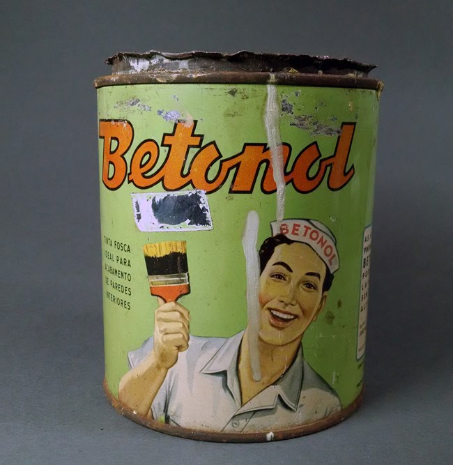 Hélio Oiticica paint sample. An old green paint can with a cartoon figure holding a paintbrush.