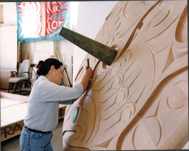 Susan Point carving the large spindle whorl “Good Luck.” Susan Point carving the large spindle whorl “Good Luck.”