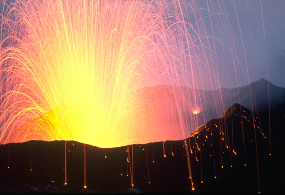usgs strombolian pyroclast vhp_img197 web960banner volcanic eruption with molten lava erupting into the night sky