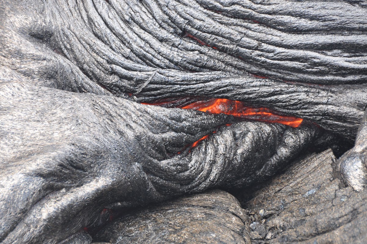 How Does a Pahoehoe Lava Flow Form and Transition?