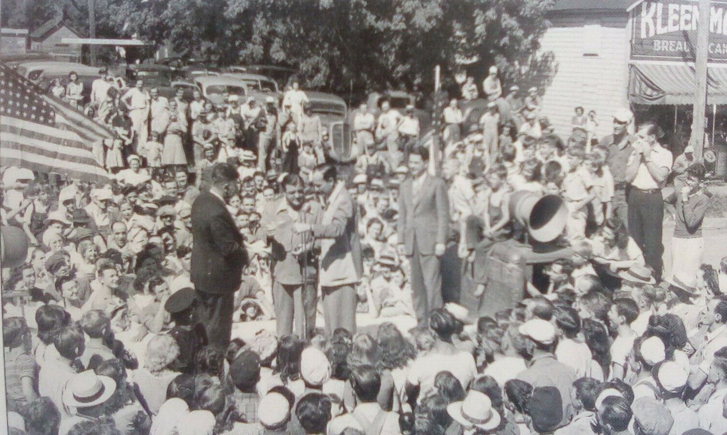 lt= large crowd gathered outside around stage to hear performers