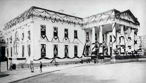 whitehousemourning the White House with black ribbons haning from the windowns shows mourning