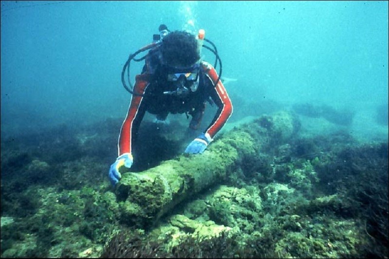 Underwater photo of a shipwreck.