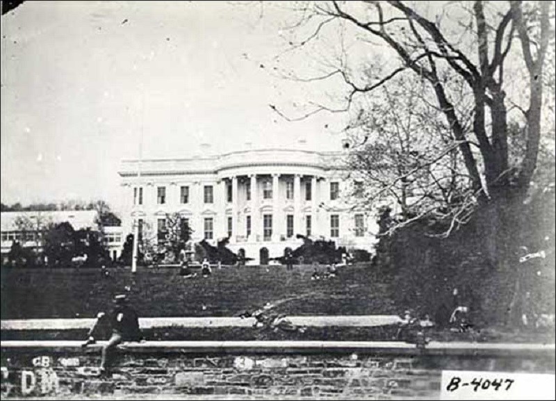 Black and white photo of the front of the White House.