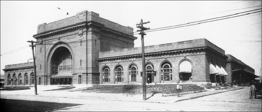 One story building of a train depot. (Chattanooga-Hamilton County Bicentennial Library)