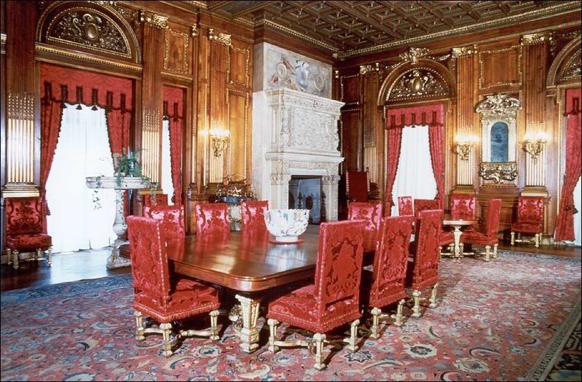 Photo of a formal dinning room.
