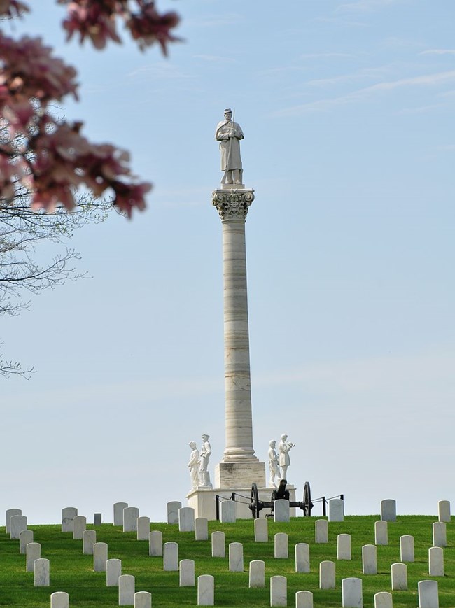 photo of memorial surrounded by headstones. By Ted - Soldier's Monument, CC BY-SA 2.0, https://commons.wikimedia.org/w/index.php?curid=21636526