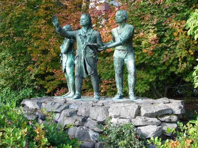 900 statue