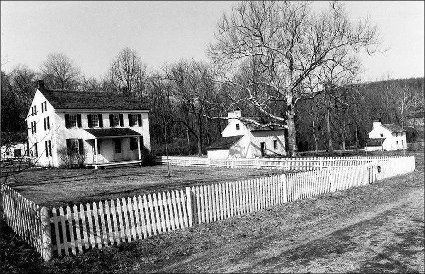 Tenant Houses surrounded by white picket fence. (National Park Service, Joseph Lee Boyle, photographer)