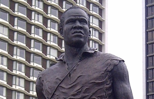 990 closeup of York statue