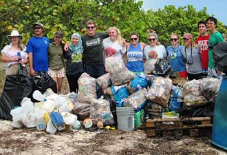 Coastal Cleanup volunteers