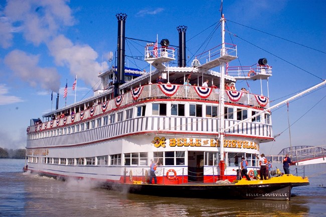 Belle of Louisville, Photo by Bo - Belle of Louisville, CC BY 2.0, https://commons.wikimedia.org/w/index.php?curid=3705333