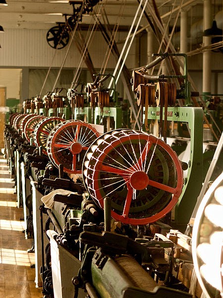 Looms at the Boott Cotton Mills. CC BY 3.0 by Jlpapple