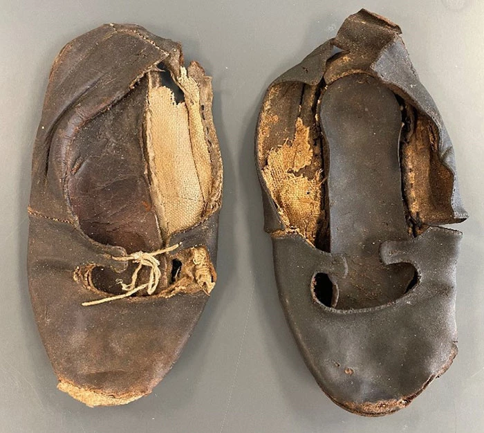 A pair of children’s shoes from the 19th century that were unsuccessfully treated with dressings