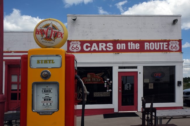 Gas station in Galena, Kansas. By Gorup de Besanez, CC BY-SA 4.0, https://commons.wikimedia.org/w/index.php?curid=74575142