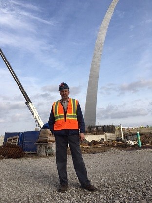 Chris Lewis in front of the St. Louis Arch