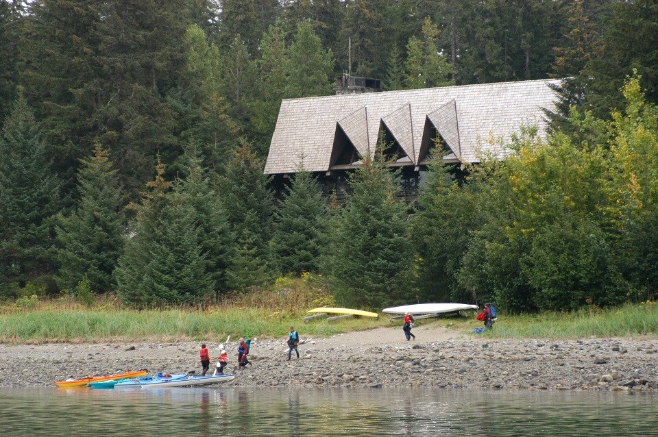 People beaching kayaks in front of Glacier Bay Lodge