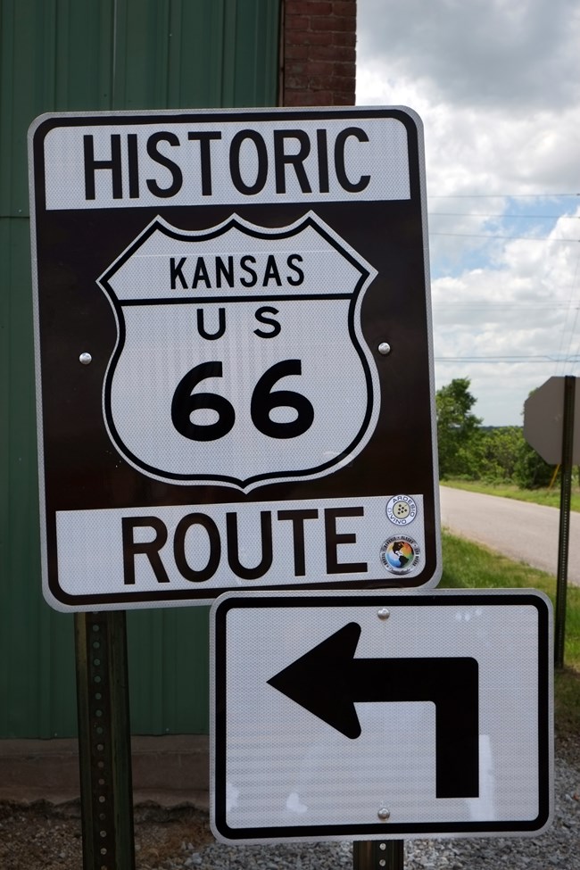Route 66 road sign in Kansas. By Gorup de Besanez - Own work, CC BY-SA 4.0, https://commons.wikimedia.org/w/index.php?curid=71394005