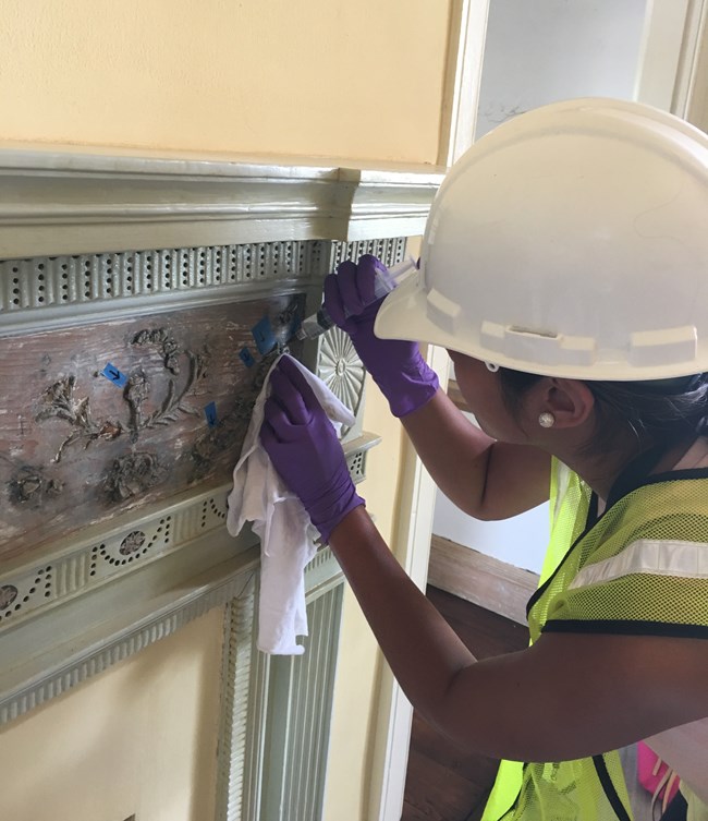Stabilizing composition ornaments NPS intern stabilizes ornaments on mantelpiece with injectable glue.