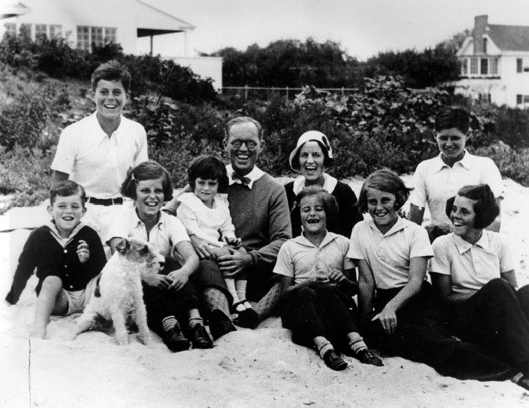 lt= A family with eight children posing on a beach