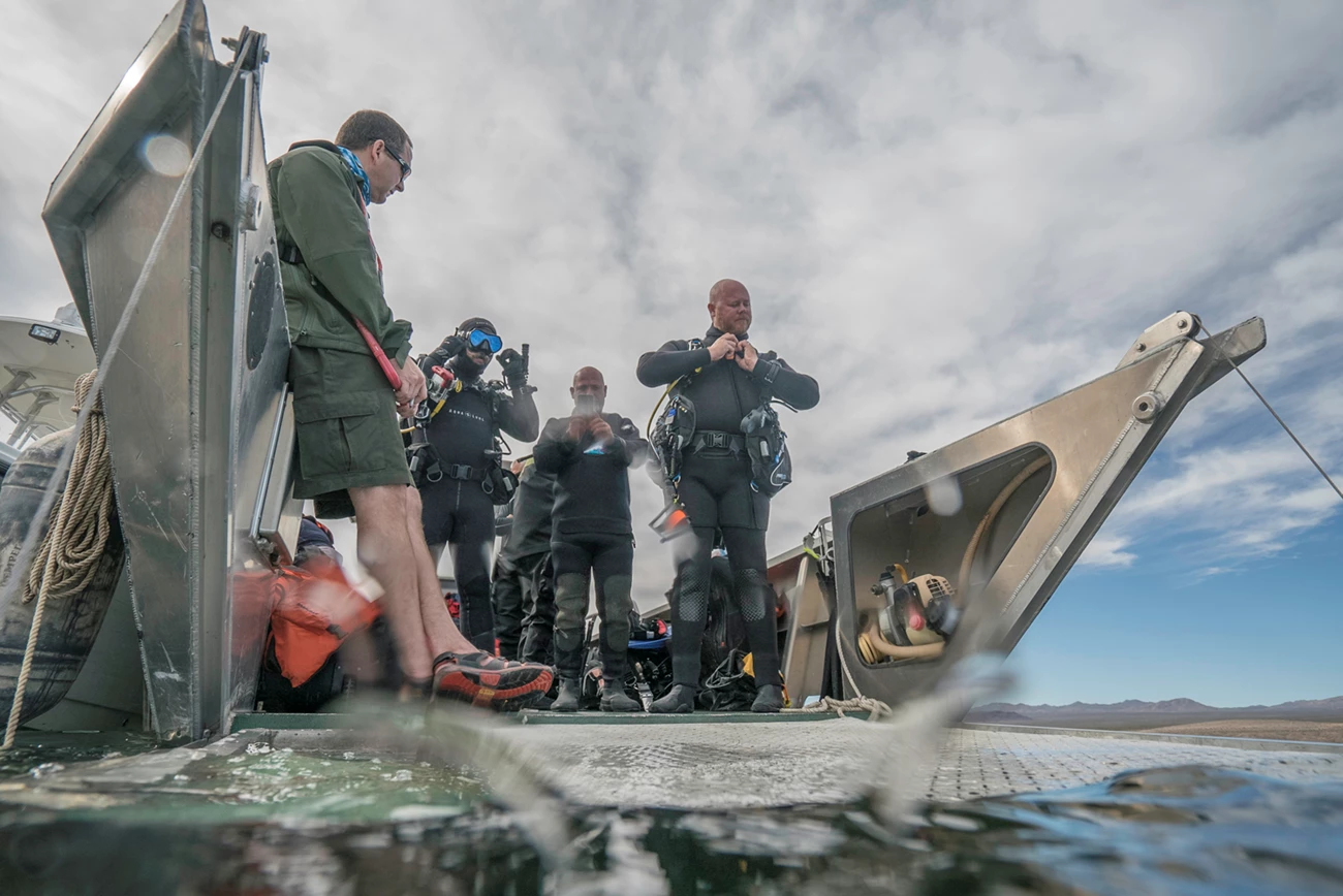 WAVES Project Divers people prepare to scuba dive
