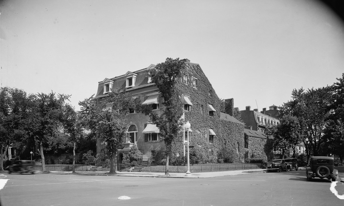 B&W image of house from an angle
