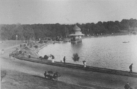 Tourists and veterans walking around Lake Jeannette circa 1890