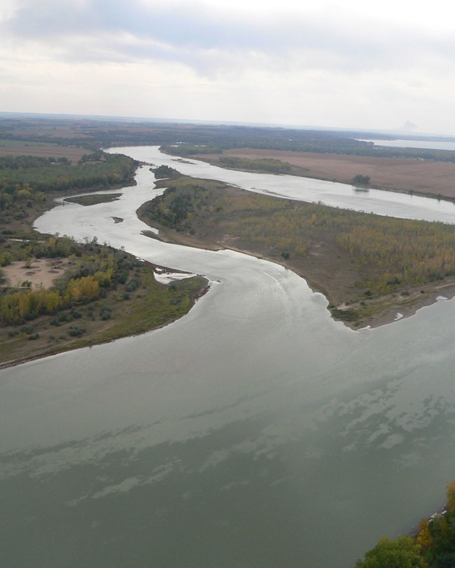 MNRR_island_nocover river bend and island
