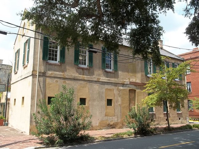 OwensThomas Enslaved Dwelling CC BY SA 3.0 exterior of the enslaved dwelling and carriage house by Ebyabe CC BY SA 3.0