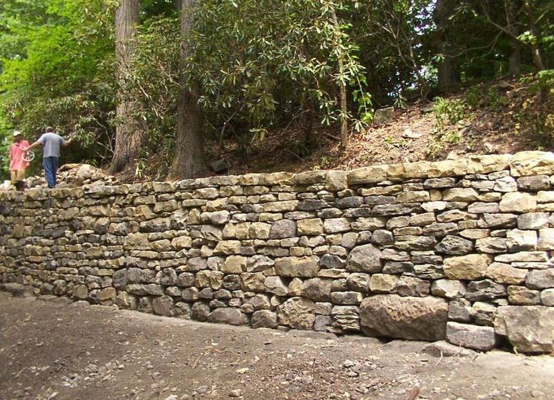 Restored retaining wall Wall made out of rocks.