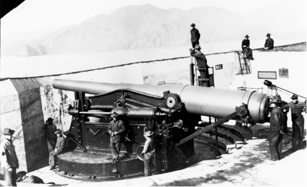 Coast Artillery soldiers manning Battery Cranston, an Fort Winfield Scott Endicott-period battery. Notice the Marin Headlands in the background. photo circa 1915 Coast Artillery soldiers manning Battery Cranston, an Fort Winfield Scott Endicott-period battery. Notice the Marin Headlands in the background. photo circa 1915