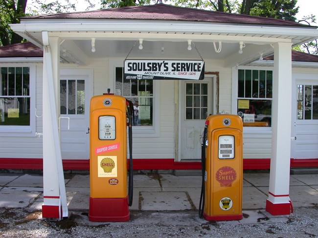 Historic Shell Station gas pumps.  Illinois Route 66 Heritage Project, https://commons.wikimedia.org/w/index.php?curid=686653