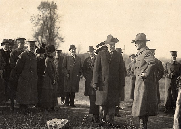 Homer Saint-Gaudens demonstrates camouflage for President Woodrow Wilson.