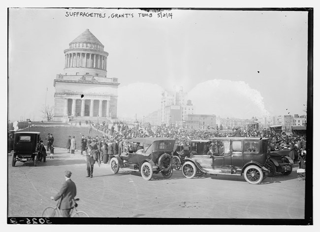 Suffragists gather at Grant's Tomb in NYC. LOC