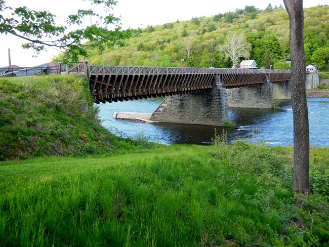 aqueduct bridge over river