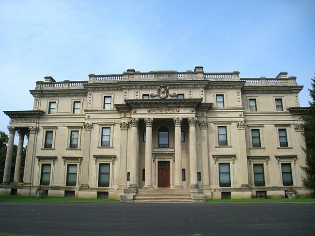 Exterior of Vanderbilt Mansion New York, by Daderot