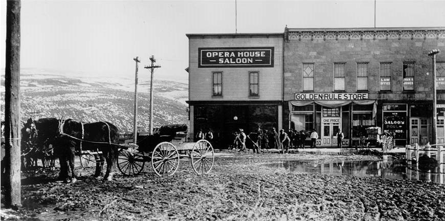 The Golden Rule Store, 1904 with a horse and wagon out front.
