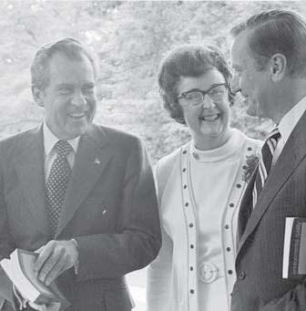 Bettie Willard Bettie Willard and fellow CEQ members provide Richard Nixon with an annual environmental report.