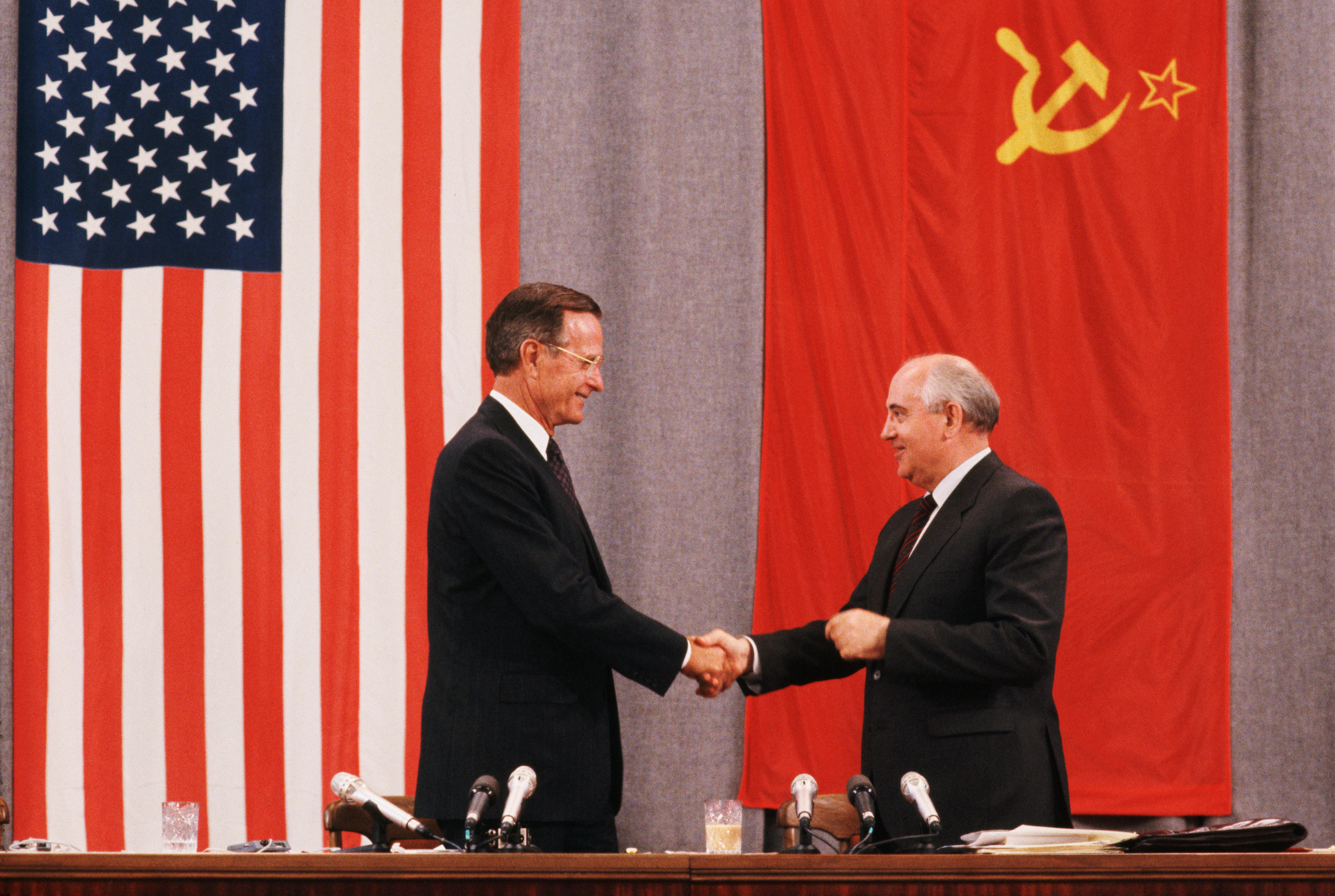 1990 Gorbachev Bush USSR-USA Summit Cold War Badge 1605 