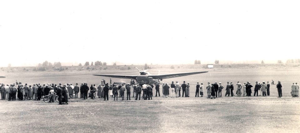 ANT-25 landed at Pearson Field with crowd of people
