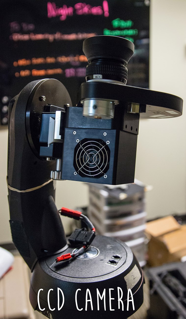 liwei_deskdigs_camerasetup a teardrop shaped camera and a long oval robotic arm sit on top of a tripod